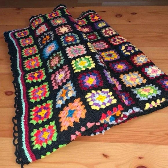 v i n t a g e :: Large Granny Square Crochet Blanket Throw Afghan - Picture 6 of 15